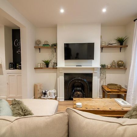Stylish And Modern Town Centre End-Of Terrace Home نيوتن أبوت المظهر الخارجي الصورة