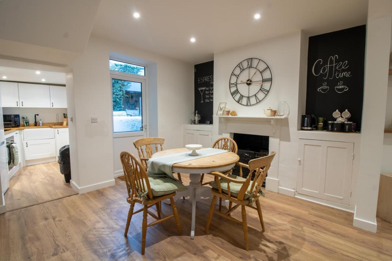 Stylish And Modern Town Centre End-Of Terrace Home نيوتن أبوت المظهر الخارجي الصورة