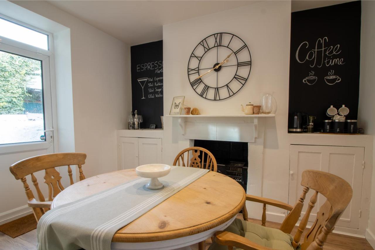 Stylish And Modern Town Centre End-Of Terrace Home نيوتن أبوت المظهر الخارجي الصورة