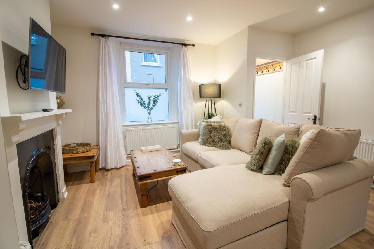 Stylish And Modern Town Centre End-Of Terrace Home نيوتن أبوت المظهر الخارجي الصورة