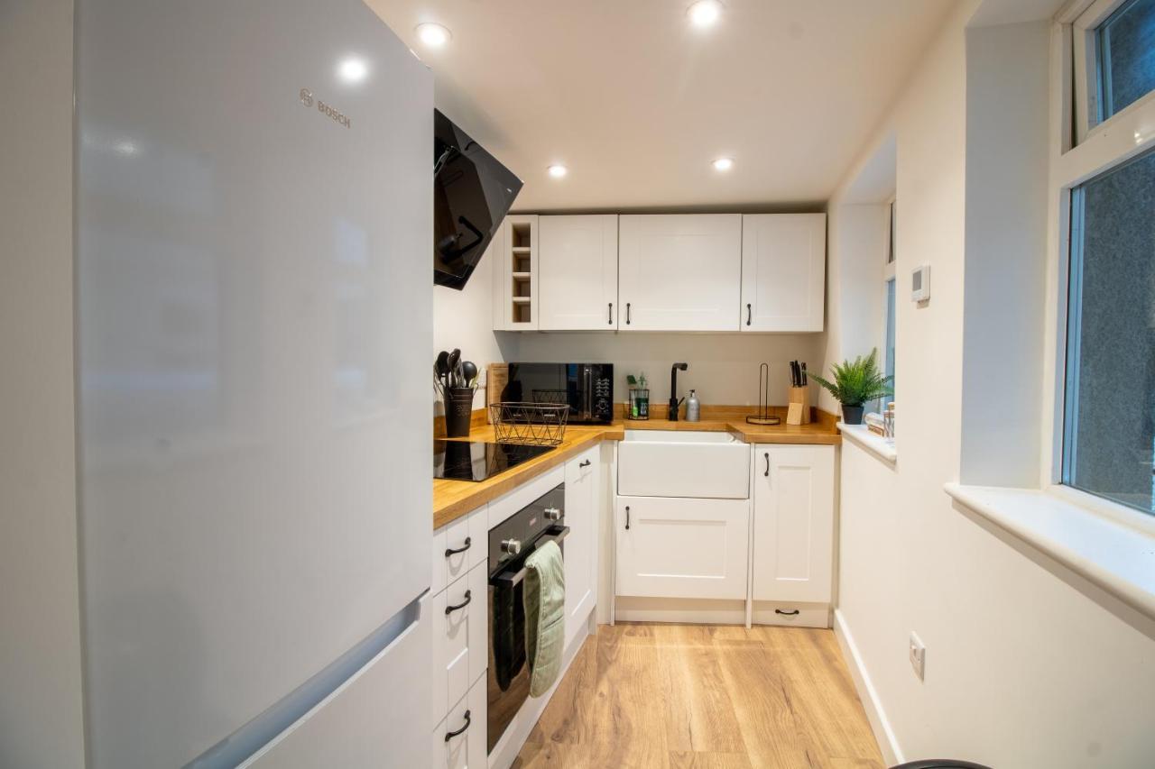 Stylish And Modern Town Centre End-Of Terrace Home نيوتن أبوت المظهر الخارجي الصورة