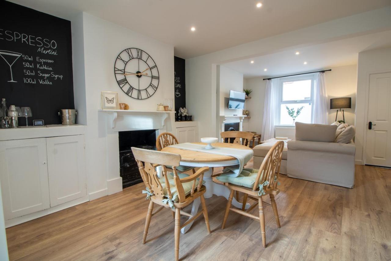 Stylish And Modern Town Centre End-Of Terrace Home نيوتن أبوت المظهر الخارجي الصورة