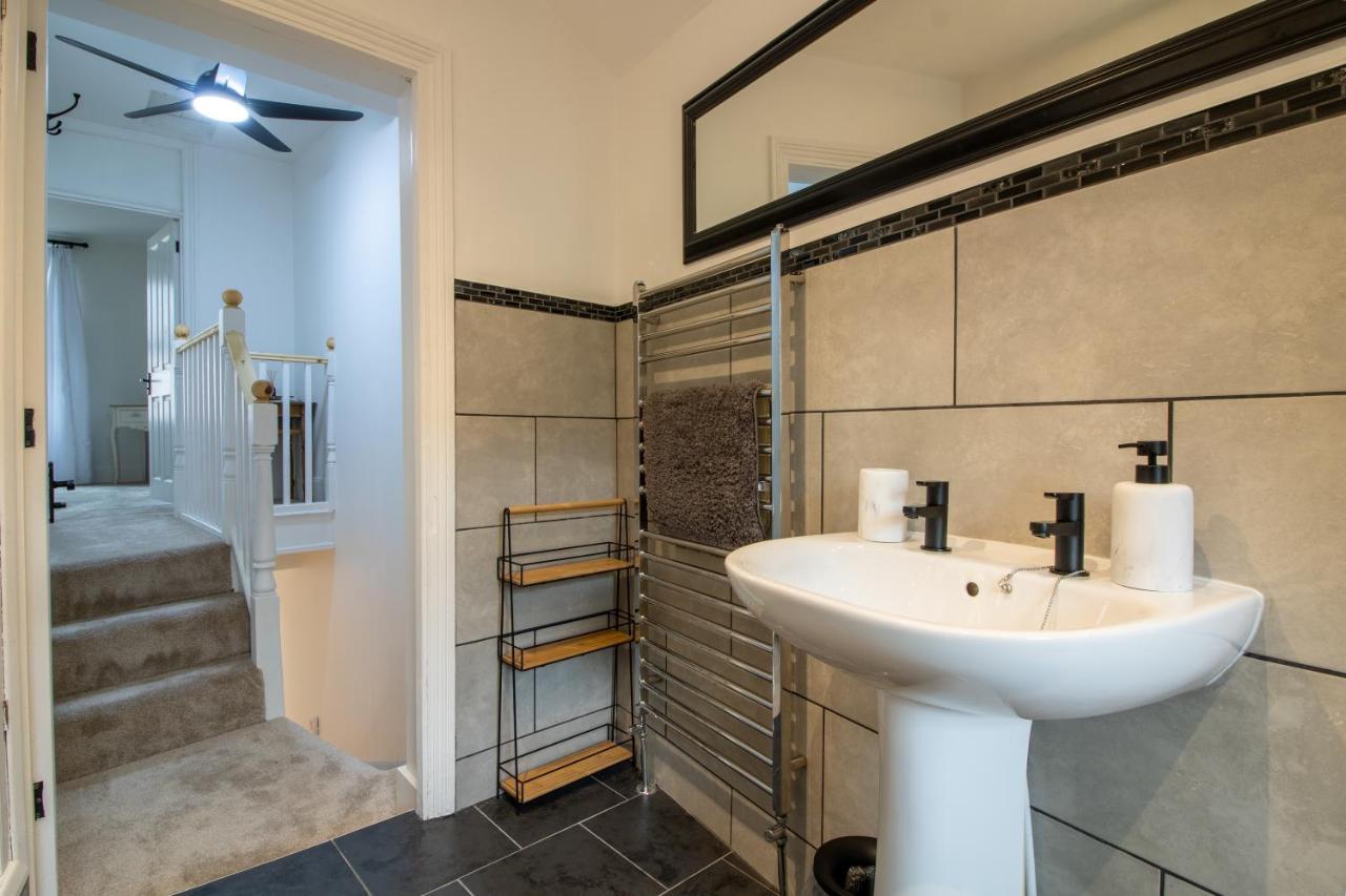Stylish And Modern Town Centre End-Of Terrace Home نيوتن أبوت المظهر الخارجي الصورة