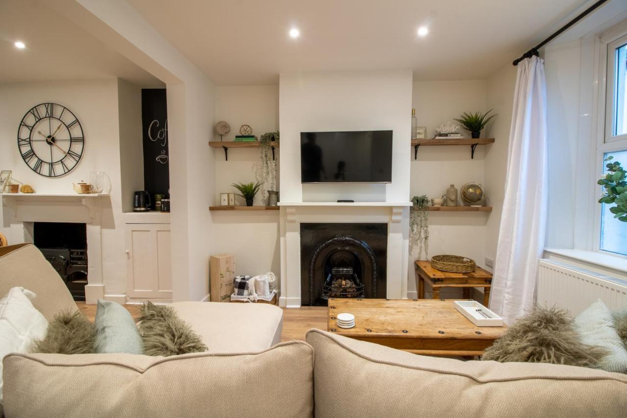 Stylish And Modern Town Centre End-Of Terrace Home نيوتن أبوت المظهر الخارجي الصورة