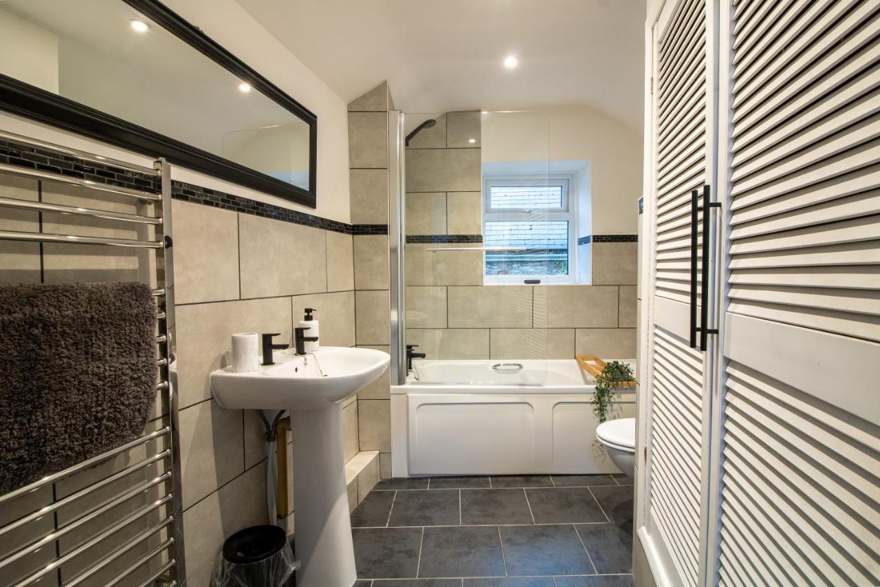 Stylish And Modern Town Centre End-Of Terrace Home نيوتن أبوت المظهر الخارجي الصورة