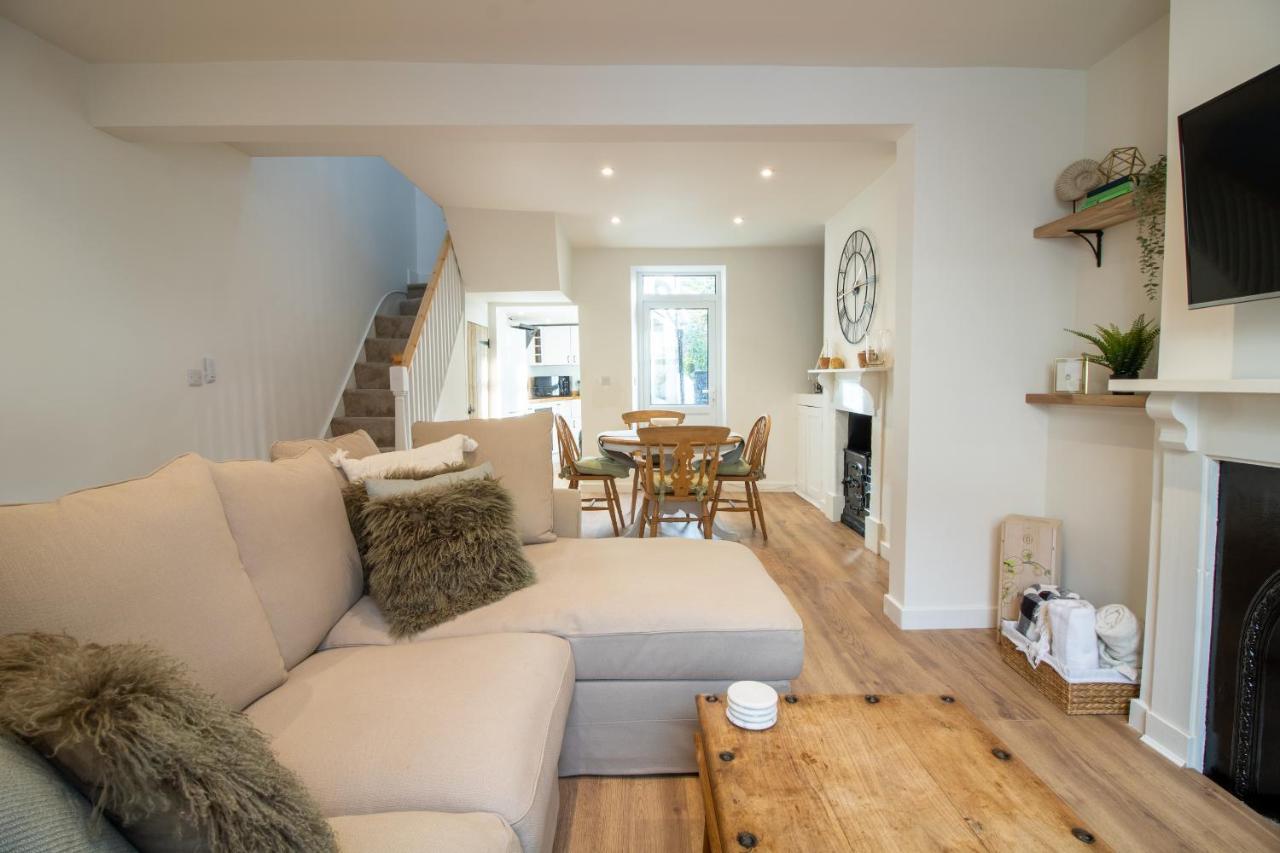 Stylish And Modern Town Centre End-Of Terrace Home نيوتن أبوت المظهر الخارجي الصورة